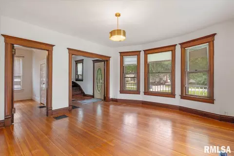 Living - 2921 S Park Ave, Springfield, IL 62704 photo 3 of 7