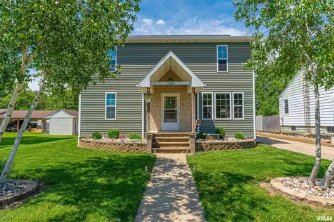 546 10th St, Lincoln, IL 62656