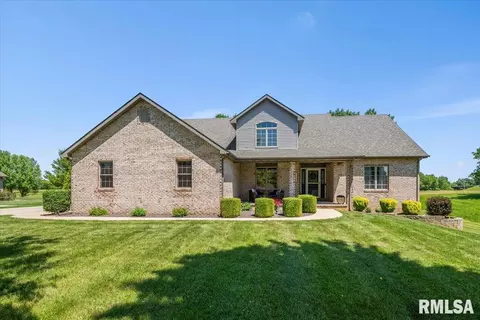 6630 Coolidge Dr, Cantrall, IL 62625