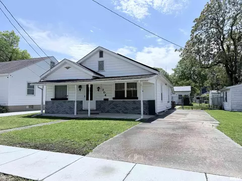 704 Elm St, Taylorville, IL 62568