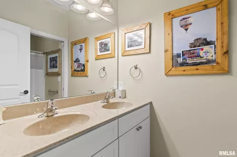 Bath - 1621 Hoechester Rd, Springfield, IL 62712 photo 3 of 4