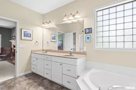 Bath - 1621 Hoechester Rd, Springfield, IL 62712 photo 2 of 4