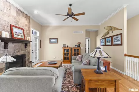 Living - 1621 Hoechester Rd, Springfield, IL 62712 photo 2 of 4