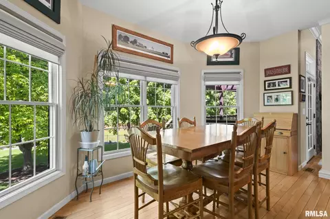Dining - 1621 Hoechester Rd, Springfield, IL 62712 photo 2 of 2