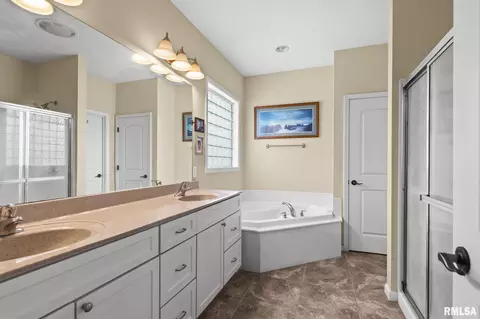 Bath - 1621 Hoechester Rd, Springfield, IL 62712 photo 1 of 4