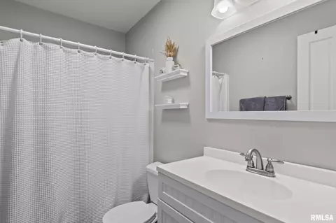 Bath - 6337 Kate Ct, Springfield, IL 62712 photo 2 of 2