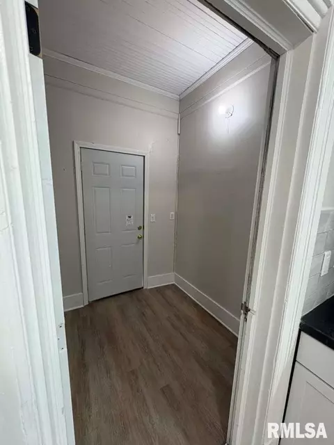 Entry Way - 2100 Spring St, Springfield, IL 62704 photo 4 of 4