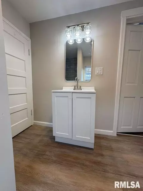 Bath - 2100 Spring St, Springfield, IL 62704 photo 3 of 5