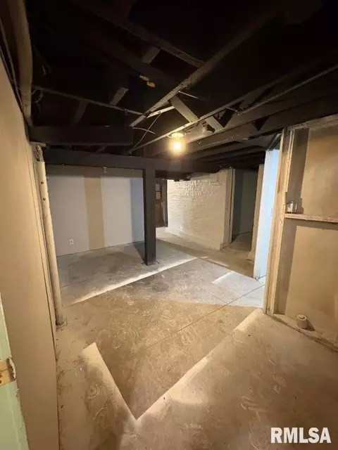 Entry Way - 2100 Spring St, Springfield, IL 62704 photo 2 of 4