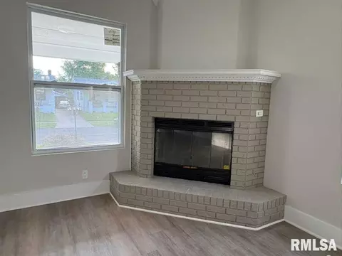Living - 2100 Spring St, Springfield, IL 62704 photo 3 of 4