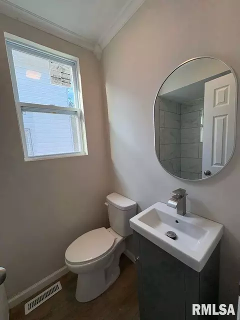 Bath - 2100 Spring St, Springfield, IL 62704 photo 1 of 5