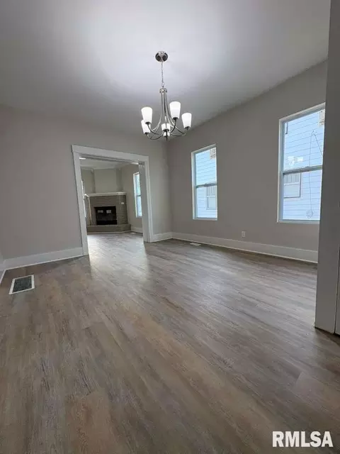 Living - 2100 Spring St, Springfield, IL 62704 photo 4 of 4