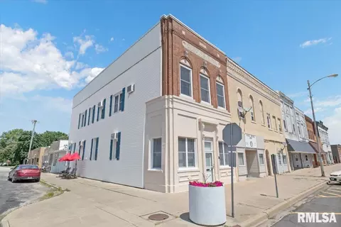 174 W Center St, Girard, IL 62640