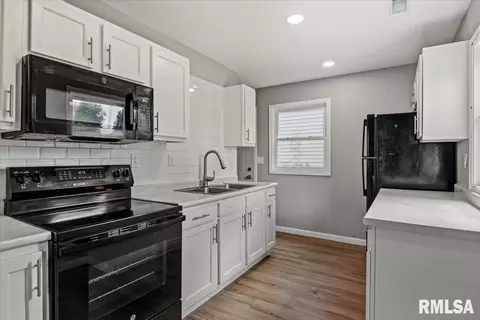 Entry Way - 2201 E Converse St, Springfield, IL 62702 photo 2 of 5