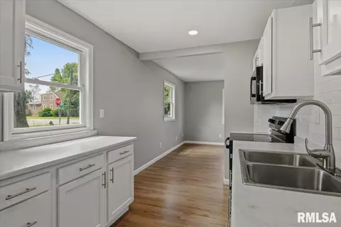 Entry Way - 2201 E Converse St, Springfield, IL 62702 photo 3 of 5