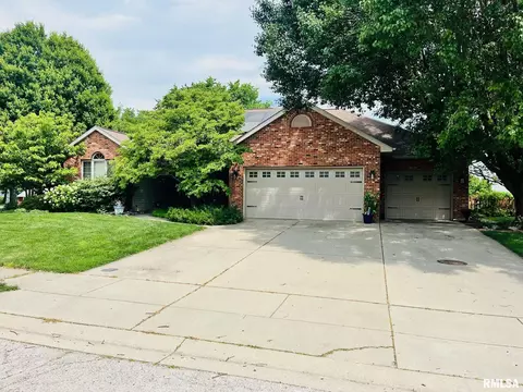 38 Maplehurst Dr, Rochester, IL 62563
