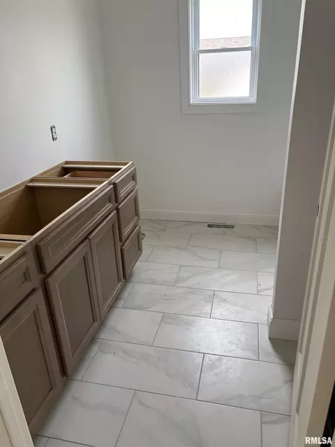 Bath - 3217 Enfield Cir, Springfield, IL 62711 photo 2 of 2
