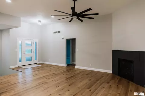 Living - 3217 Enfield Cir, Springfield, IL 62711 photo 2 of 2