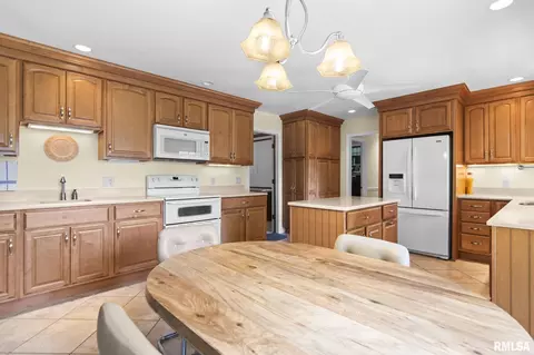 Kitchen - 91 Pinehurst Dr, Springfield, IL 62704 photo 3 of 5