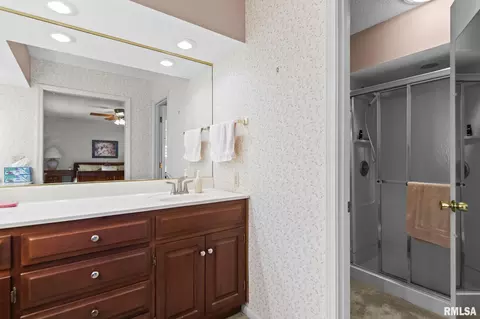 Bath - 91 Pinehurst Dr, Springfield, IL 62704 photo 2 of 4