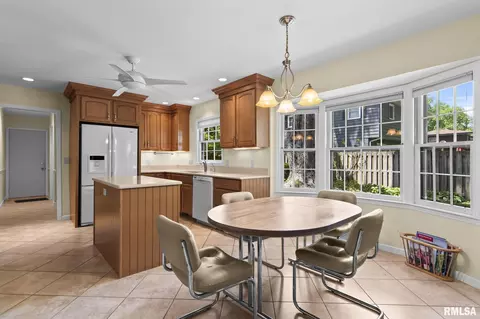 Kitchen - 91 Pinehurst Dr, Springfield, IL 62704 photo 4 of 5
