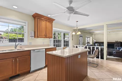 Kitchen - 91 Pinehurst Dr, Springfield, IL 62704 photo 5 of 5