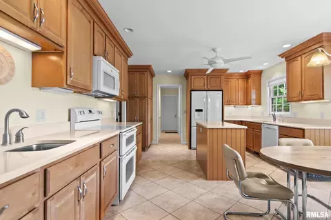 Kitchen - 91 Pinehurst Dr, Springfield, IL 62704 photo 2 of 5