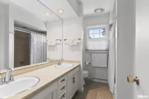 Bath - 91 Pinehurst Dr, Springfield, IL 62704 photo 3 of 4