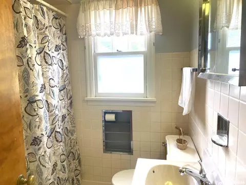 Bath - 2425 S College St, Springfield, IL 62704 photo 1 of 2