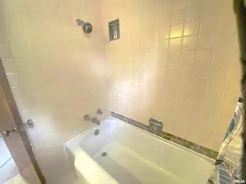 Bath - 2425 S College St, Springfield, IL 62704 photo 2 of 2