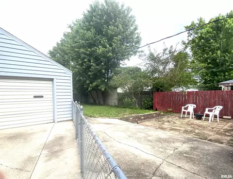 Exterior - 2425 S College St, Springfield, IL 62704 photo 3 of 8