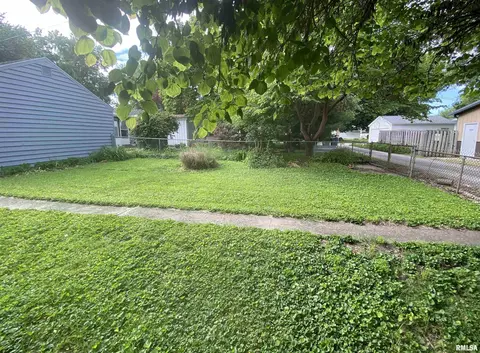 Exterior - 2425 S College St, Springfield, IL 62704 photo 5 of 8