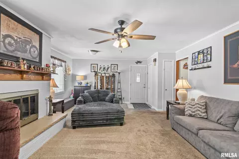 Living - 3061 Louise Ln, Springfield, IL 62702 photo 2 of 4