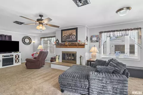 Living - 3061 Louise Ln, Springfield, IL 62702 photo 1 of 4
