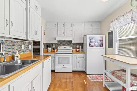 Kitchen - 3061 Louise Ln, Springfield, IL 62702 photo 1 of 4