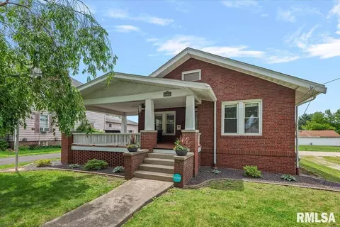 1145 S Clay Ave, Jacksonville, IL 62650