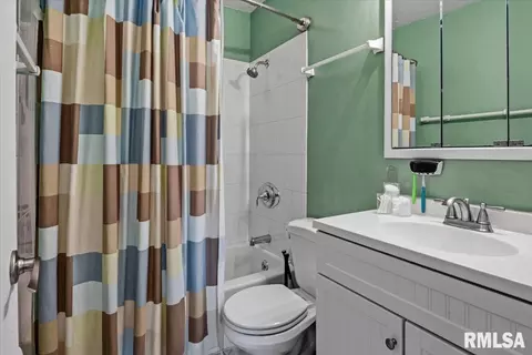Bath - 4 Parkway Rd, Springfield, IL 62712 photo 2 of 2