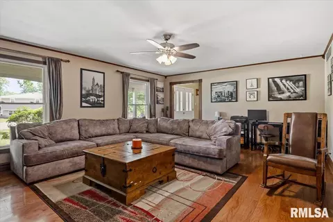 Living - 4 Parkway Rd, Springfield, IL 62712 photo 2 of 3