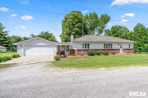 101 W Ebony St, Thayer, IL 62689