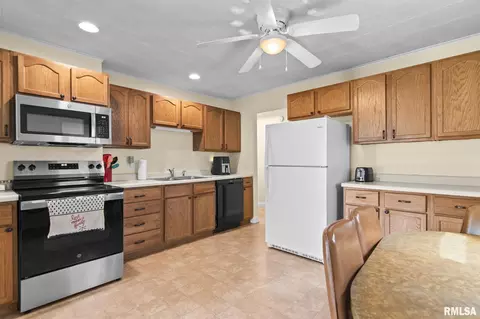 Kitchen - 2253 E Converse Ave, Springfield, IL 62702 photo 2 of 3