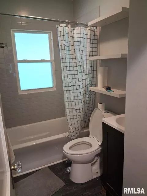 Bath - 2928 S 4th St, Springfield, IL 62703 photo 1 of 1