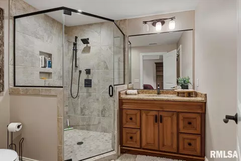 Bath - 6249 Old Salem Ln, Springfield, IL 62711 photo 3 of 4