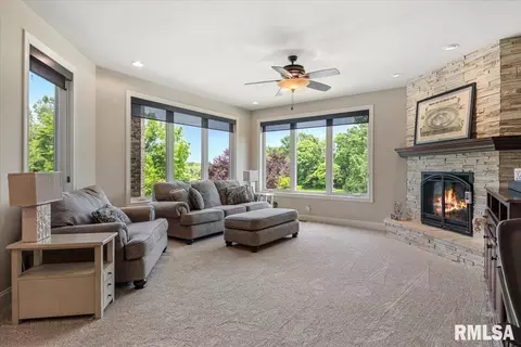 Living - 6249 Old Salem Ln, Springfield, IL 62711 photo 2 of 4