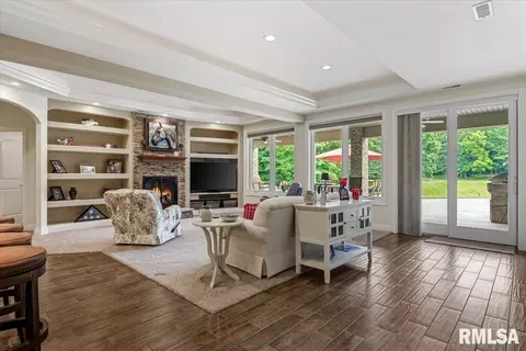 Living - 6249 Old Salem Ln, Springfield, IL 62711 photo 4 of 4