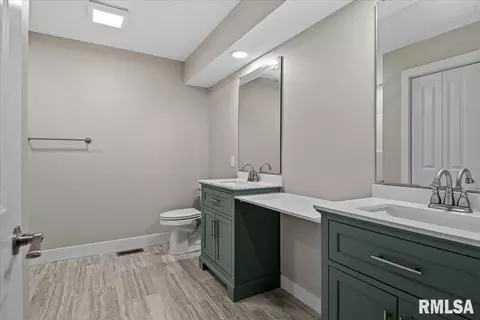 Bath - 3501 Buckeye Dr, Springfield, IL 62712 photo 2 of 4