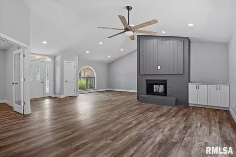 Living - 3501 Buckeye Dr, Springfield, IL 62712 photo 4 of 8