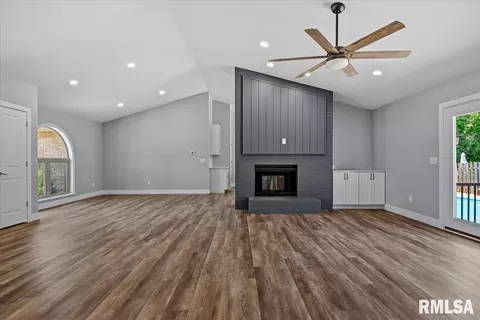 Living - 3501 Buckeye Dr, Springfield, IL 62712 photo 3 of 8