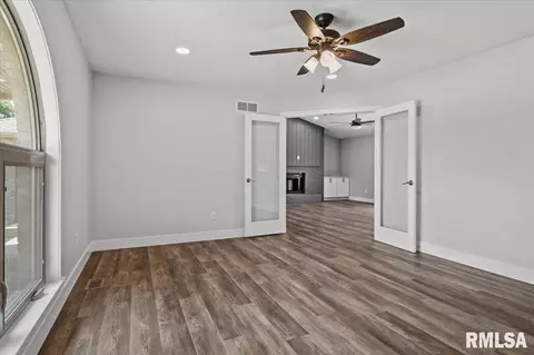Living - 3501 Buckeye Dr, Springfield, IL 62712 photo 7 of 8