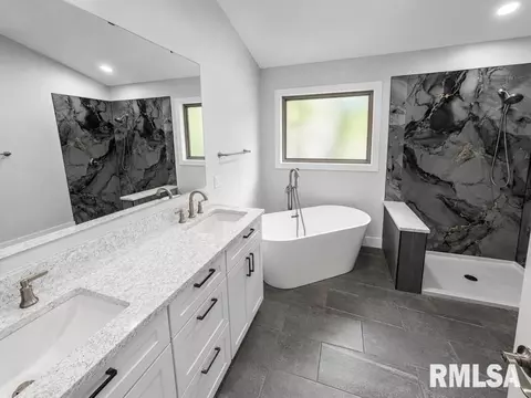 Bath - 3501 Buckeye Dr, Springfield, IL 62712 photo 3 of 4