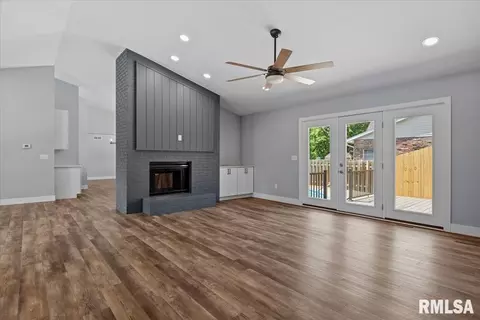 Living - 3501 Buckeye Dr, Springfield, IL 62712 photo 2 of 8